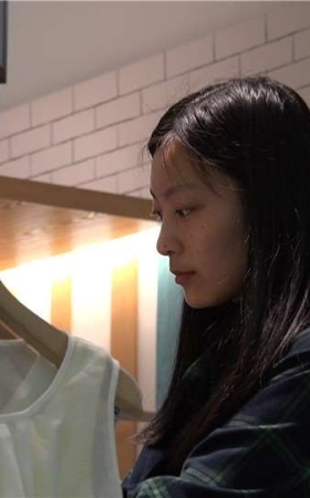 4K 紧身牛仔美女试鞋，脚美穿什么都好看 [2.22 GB]