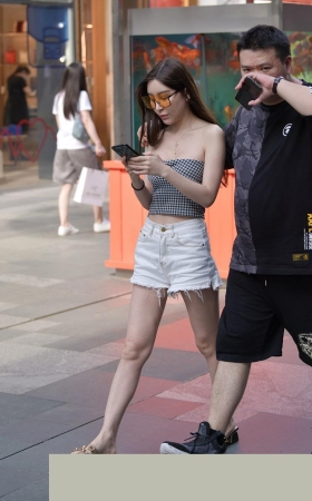 好大的两盏车头灯3A2527[523M]