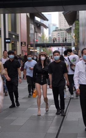黑色牛仔热裤小姐姐