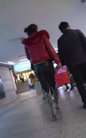 大红色外套紧身皮裤长腿美女