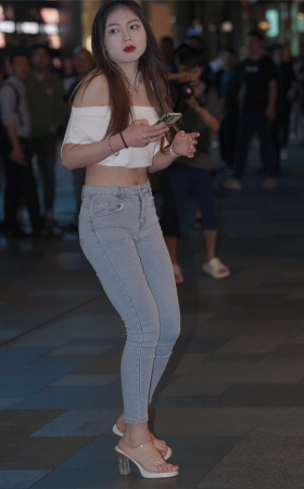 牛仔裤显瘦显身材