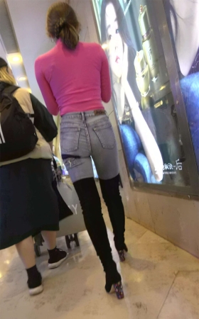 极品性感身材紧身牛仔裤辣妈