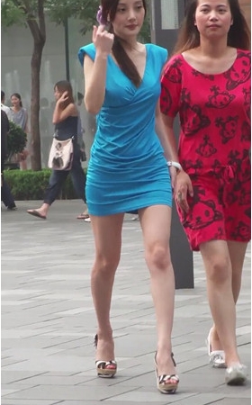 蓝色连体裙小姐姐