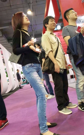 破洞紧身蓝牛气质美女