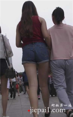 超短牛仔热裤妹子买面包不忘来个自拍 [834 MB]
