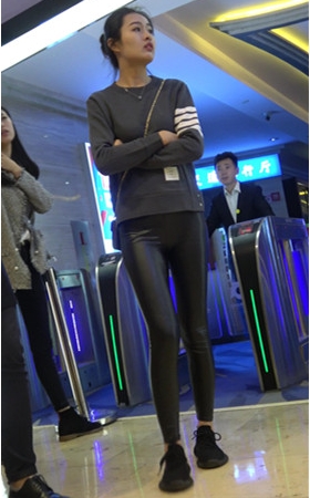 漂亮的长腿皮裤美女