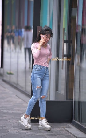 聊电话中的紧牛小姐姐 [15P]