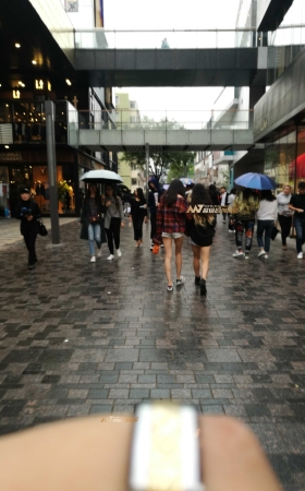 秋雨中的热裤小姐妹 [21P]