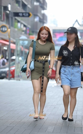 丰腴的包臀裙小姐姐 [17P]