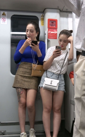 蓝色紧身T恤豹纹短裙美女