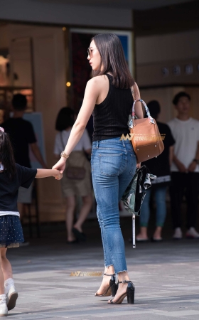 线条流畅、紧牛少妇 [19P]