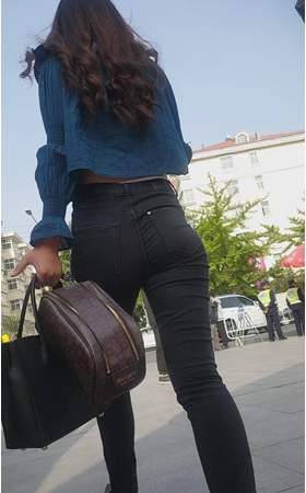 黑色牛仔裤妹子