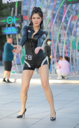 黑皮热裤美女跳舞