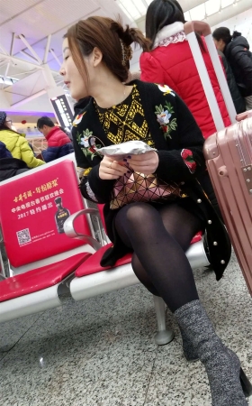 高铁站拍摄黑色丝袜包臀裙白肤妹子