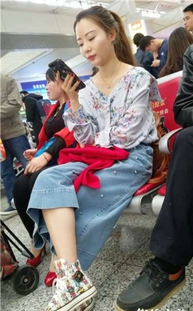 4k超清，高铁站候车室偶遇超高颜值清纯美女，简直赏心悦目