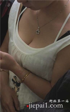 地铁上的低领酥胸少妇，还让人好好的做个地铁吗。
