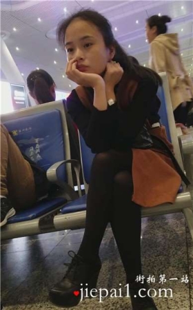 4k-车站候车室遇见无聊等车的妹子，大眼小清新。