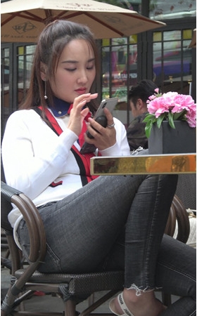 喝下午茶的两个漂亮美女