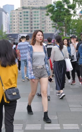 高腰热裤，肉肉的大白腿