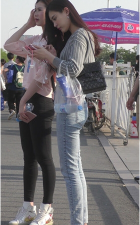 两个漂亮的美女