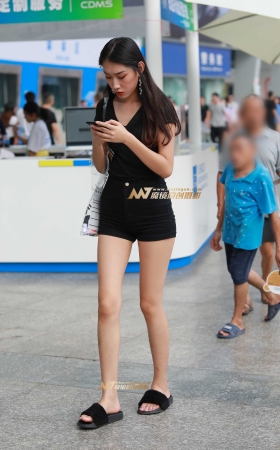 车展外的长腿妹纸 [12P]