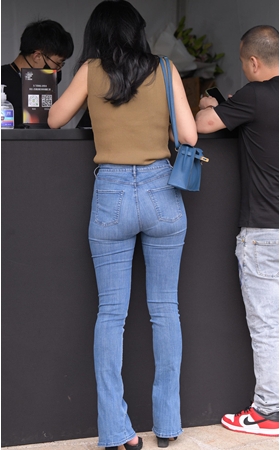 丰腴的牛仔美熟(83P)