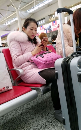 很有感觉的粉色羽绒服街拍丝袜大美女