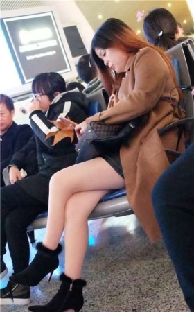 4k-候车室的白皙大长腿性感少妇
