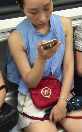 白嫩美腿小姐姐