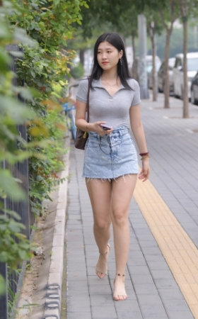 牛仔短裙美女