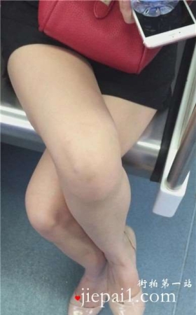 地铁上的鸭舌帽清纯美少女，尖嘴高跟鞋很美。