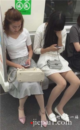 地铁上的肉丝高跟长裙美女，超级甜美哦。