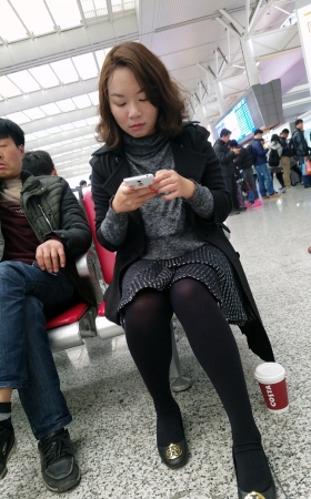 火车站候车的黑色长裙黑色丝袜白肤少妇