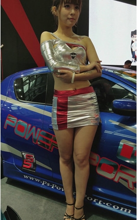 两个露腰车模美女