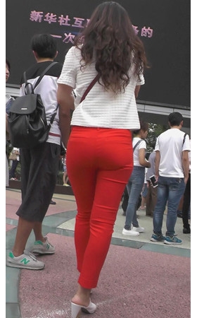 发传单的红色紧身美眉