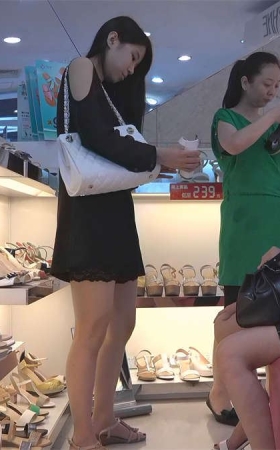 两双如此相似的玉足竟然还试穿同款，我第一次在鞋柜犯了迷糊