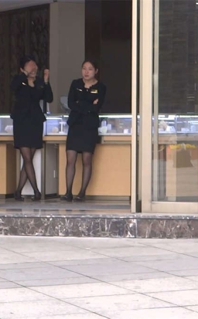 珠宝店里的黑丝售货员