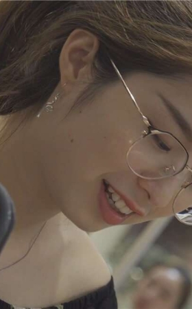4K - 眼镜妹长得相当清秀 [2.36 GB/MP4]