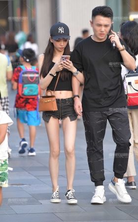 露肚脐的性感热裤女友 [21P]