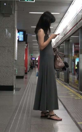 4K - 街拍等地铁的凉鞋少F