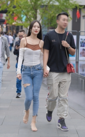 破洞紧牛女友
