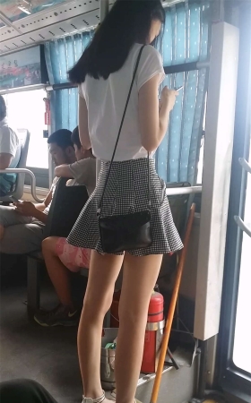 超美的175短裙长腿妹子