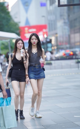 甜美长腿美眉