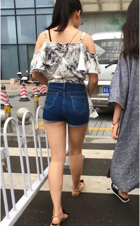 牛仔热裤妹子