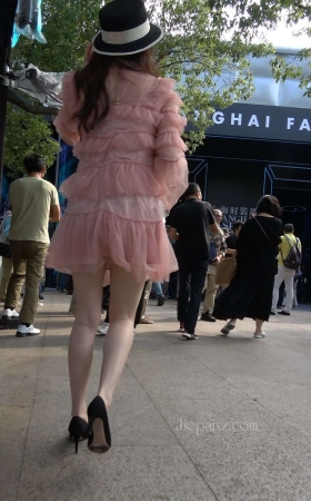 4K - 粉粉连衣裙街拍高跟美女 [617 MB/MP4]