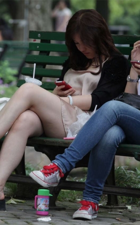 No1319 长椅上一位白皙安静的女孩