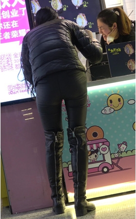 商场里的两个高靴皮裤美女