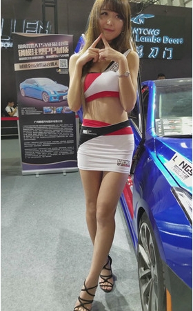 可爱的车模小美女