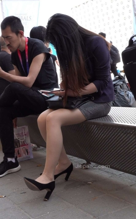 4K - 街拍黑色高跟、肉色丝袜展会美女OL [1.78 GB/MP4]