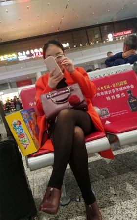 车站高跟鞋黑色丝袜极品长腿少妇